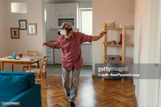 senior alten mann ältesten genießen spiel mit vr virtual reality - wisdom knowledge modern stock-fotos und bilder