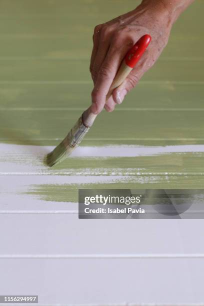 painting a wooden board in green - holz streichen stock-fotos und bilder