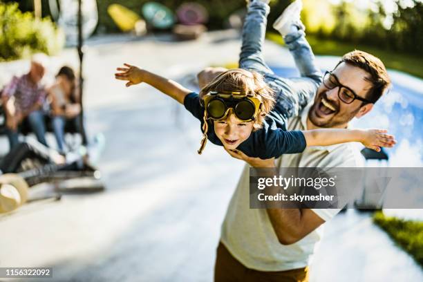 ¡papá, estoy volando! - human role fotografías e imágenes de stock