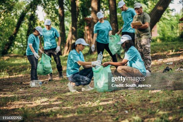 volunteers cleaning park - grant forrest stock pictures, royalty-free photos & images