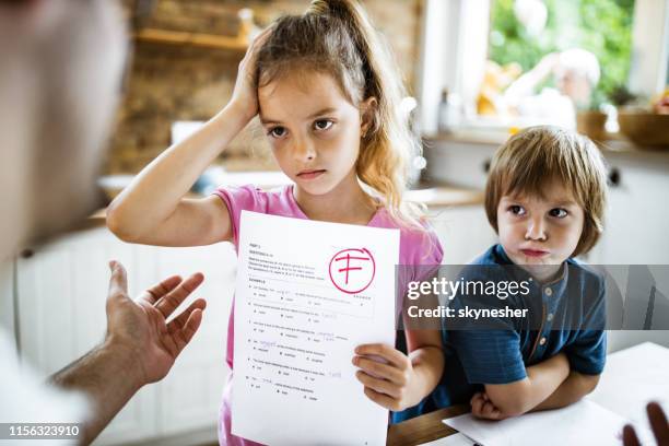 i've got an f on my test results! - resultados de testes educacionais imagens e fotografias de stock
