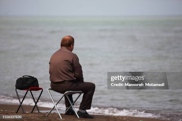 an alone man - depressie landelement stockfoto's en -beelden