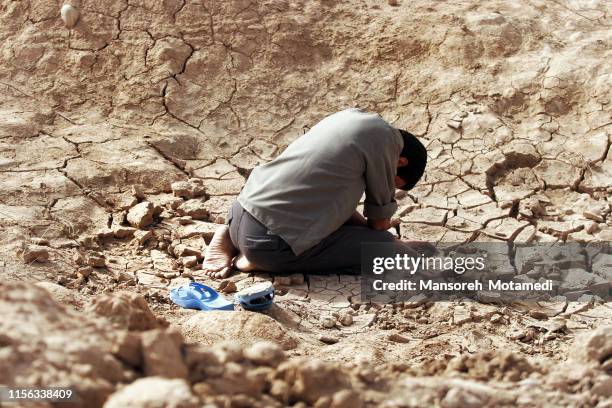 muslim man is crying - syrian refugees stockfoto's en -beelden