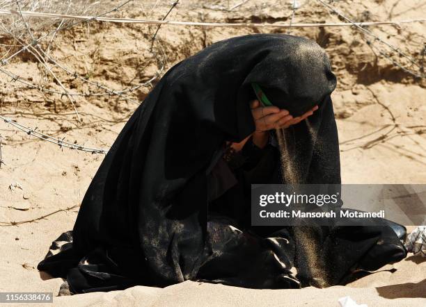 iranian muslim woman is crying - irán fotografías e imágenes de stock