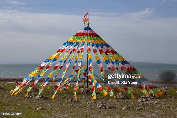 青海湖畔的经幡 - xining stock-fotos und bilder