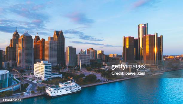 detroit michigan downtown skyline lucht zonsondergang - detroit river stockfoto's en -beelden