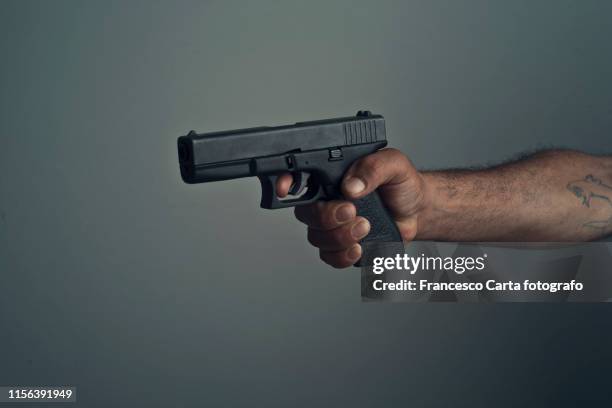 man with gun - magnum fotografías e imágenes de stock