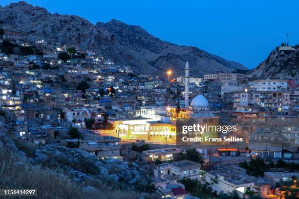 view over (old) akre in the evening, iraqi kurdistan - iraqi kurdistan stock pictures, royalty-free photos & images