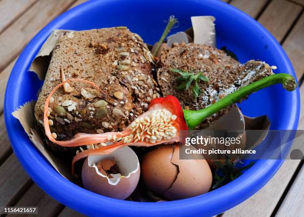 Biowaste is collected in a household in a bowl. Photo: Jens Kalaene/dpa-Zentralbild/ZB