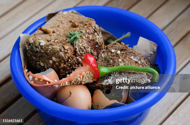 Biowaste is collected in a household in a bowl. Photo: Jens Kalaene/dpa-Zentralbild/ZB