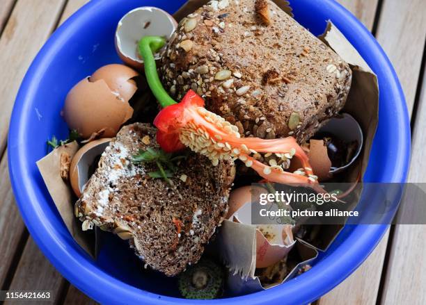 Biowaste is collected in a household in a bowl. Photo: Jens Kalaene/dpa-Zentralbild/ZB