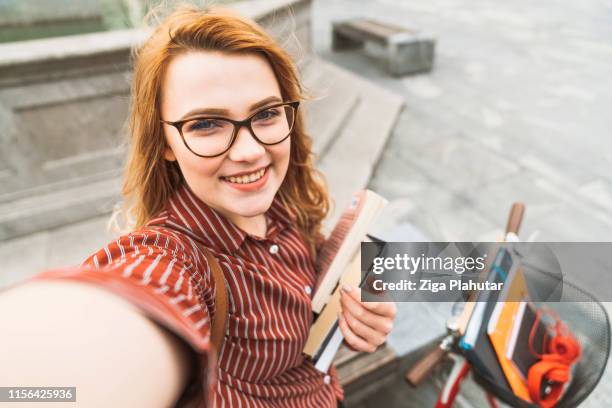 eerste jaar jonge vrouw op art university campus - 18 year stockfoto's en -beelden