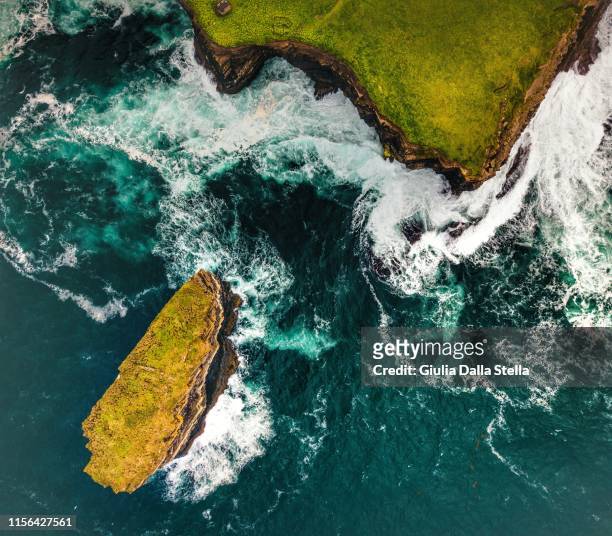 ireland coastline - vattenbryn bildbanksfoton och bilder