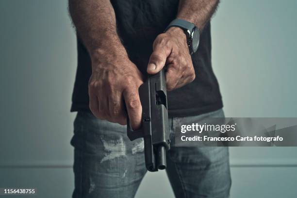 man with gun - sparare foto e immagini stock