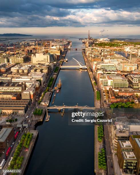 city view - dublin city skyline stockfoto's en -beelden