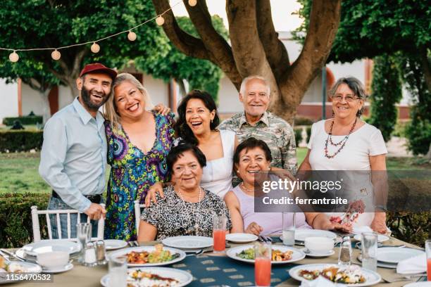 senior friends à garden party reunion - réunion de famille photos et images de collection