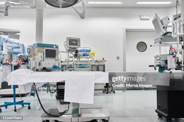 empty operating table in emergency room - empty operating room stock pictures, royalty-free photos & images