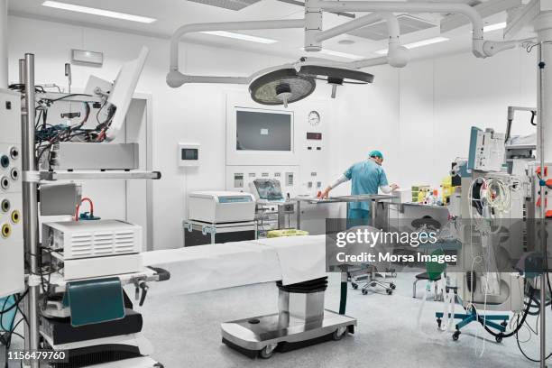 male surgeon working in emergency room - sala de cirurgia com assistência imagens e fotografias de stock