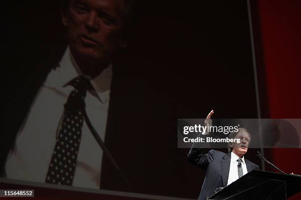 Bill Gross, co-chief investment officer of Pacific Investment Management Co., speaks at the Morningstar Investment Conference in Chicago, Illinois,...