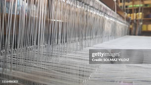 weaving loom - mani fili foto e immagini stock