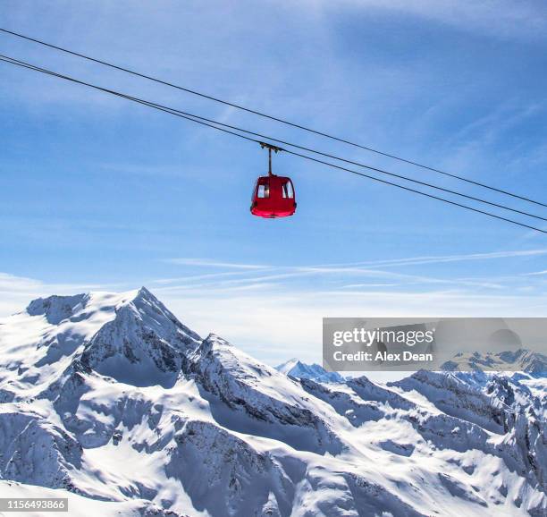 red cable car. - mountain snow skiing foto e immagini stock