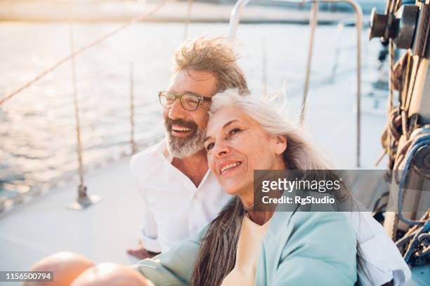 ouderpaar glimlachend - sailing stockfoto's en -beelden