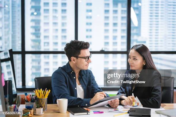 zakenmensen met een team praten in functie - kantoorromance stockfoto's en -beelden