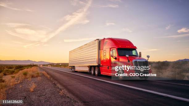 long haul semi truck auf einem rural western usa interstate highway - nutzfahrzeug stock-fotos und bilder