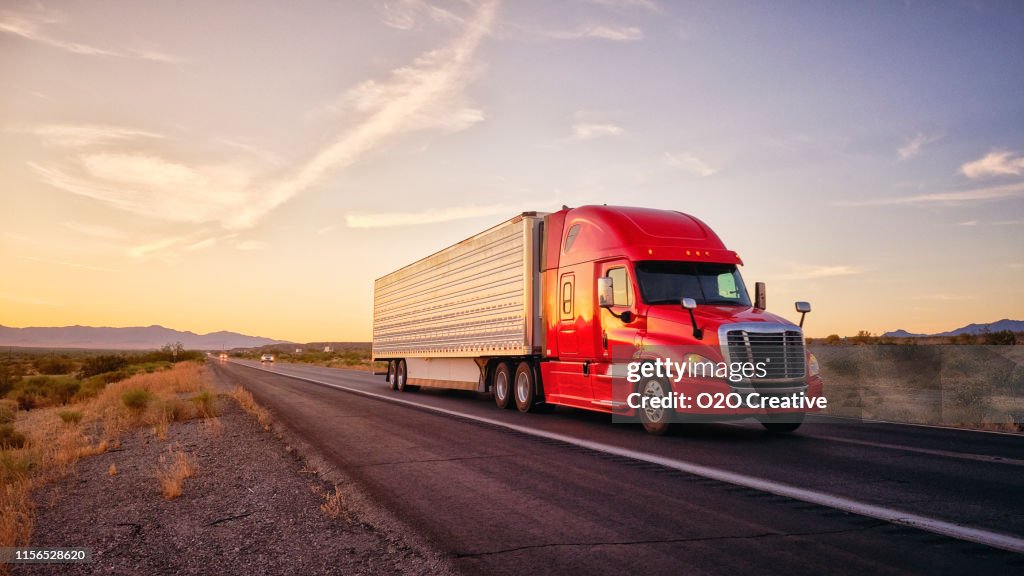 Semicamión de larga distancia en una carretera interestatal rural del oeste de EE. UU.