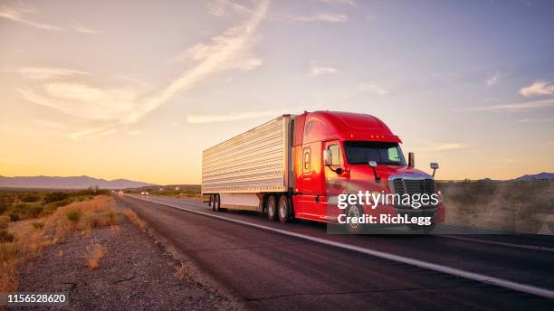 lange afstand semi vrachtwagen op een landelijke west-usa interstate highway - long road stockfoto's en -beelden