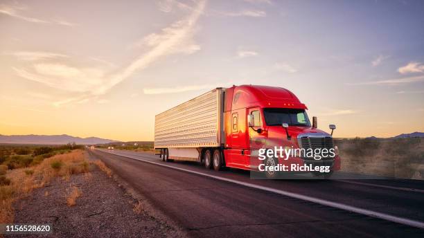 lång distans flygningar semi truck på en landsbygd västra usa interstate highway - front view bildbanksfoton och bilder