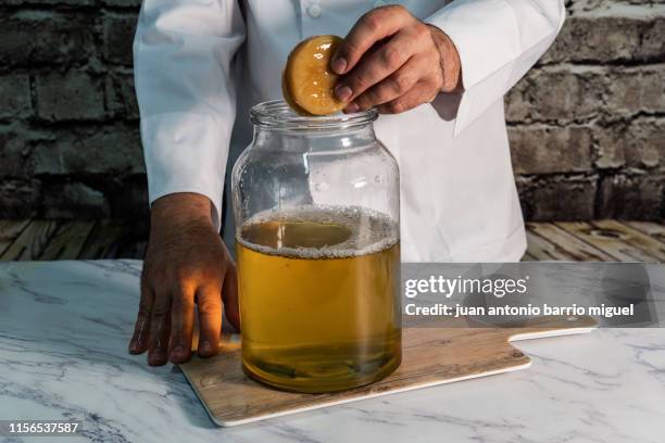 kombucha tea making process step by step, artisan and homemade - kombucha stockfoto's en -beelden