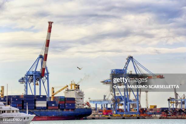 harbour cranes in genoa commercial port. - genoa italy photos et images de collection