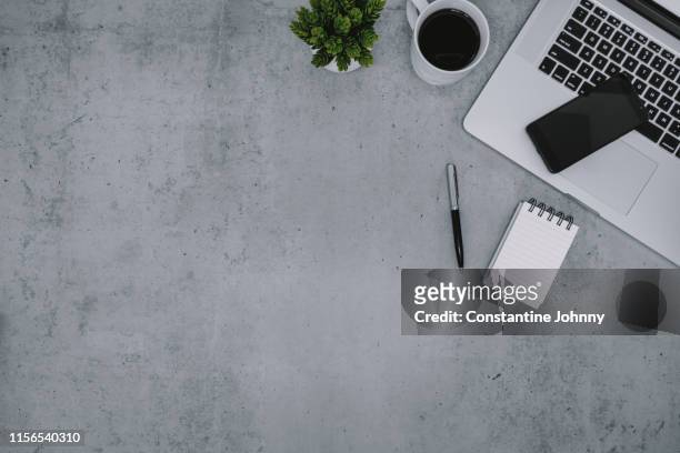 laptop, notepad and cellphone on work desk - ansicht von oben stock-fotos und bilder