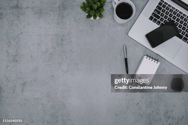 laptop, notepad and cellphone on work desk - desk photos et images de collection