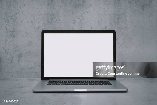 laptop with blank white screen on word desk - computer freisteller stock-fotos und bilder