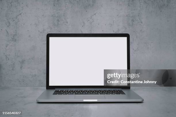 laptop with blank white screen on word desk - maison témoin modèle réduit photos et images de collection