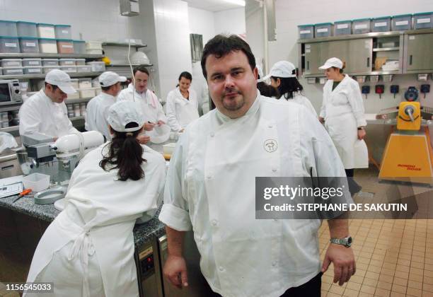 Le pâtissier français actuel le plus connu à l'étranger, Pierre Hermé 5C) teste, le 06 décembre 2004, son premier atelier de haute pâtisserie...