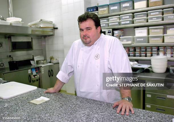 Le pâtissier français actuel le plus connu à l'étranger, Pierre Hermé est photographié le 06 décembre 2004, lors de son premier atelier de haute...