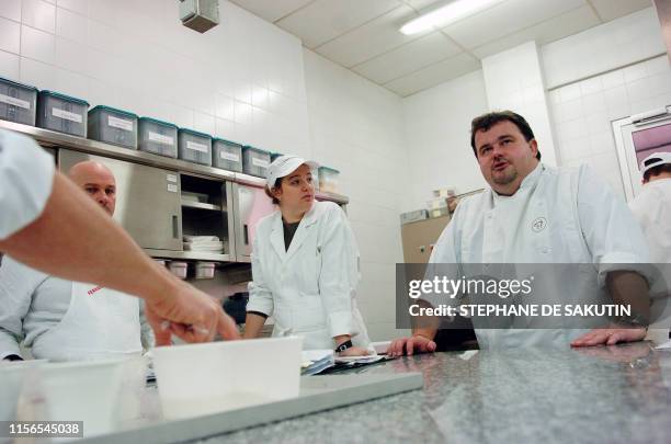 Le pâtissier français actuel le plus connu à l'étranger, Pierre Hermé teste, le 06 décembre 2004, son premier atelier de haute pâtisserie installé au...
