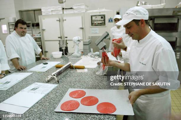 Olivier Ménard , chef pâtissier, responsable de l'atelier, s'active sous le regard du pâtissier français actuel le plus connu à l'étranger, Pierre...