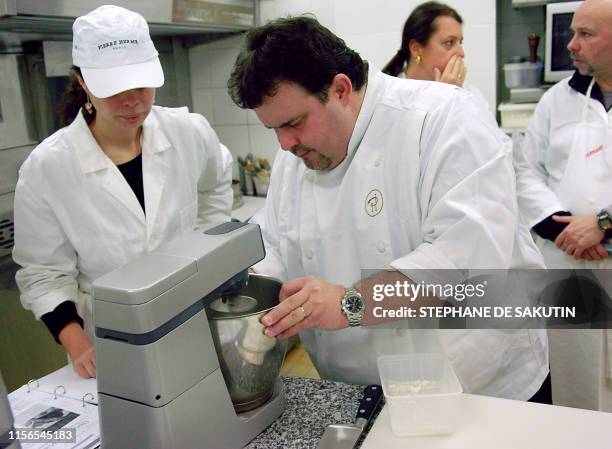 Le pâtissier français actuel le plus connu à l'étranger, Pierre Hermé teste, le 06 décembre 2004, son premier atelier de haute pâtisserie installé au...