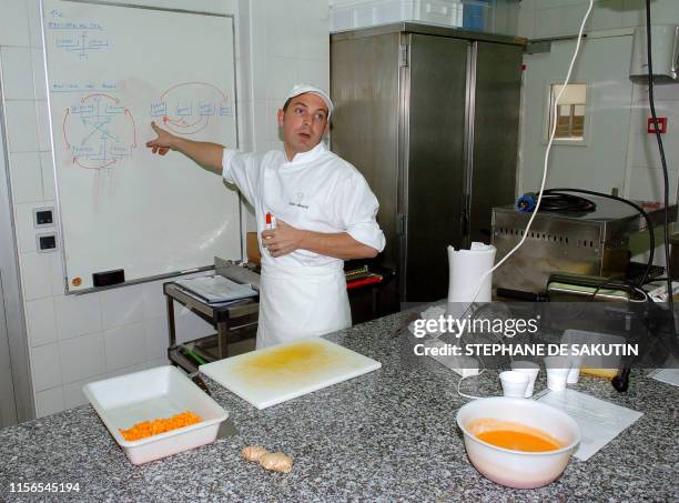 Olivier Ménard, chef pâtissier responsable de l'atelier de haute pâtisserie Pierre Hermé est photographié le 06 décembre 2004, lors de son premier...