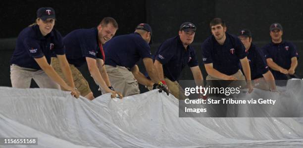 Bbisping@startribune.com Minneapolis, Saturday, 6/18/11] Twins vs San Diego. Twins grounds crew removed the field tarp just before the start of the...