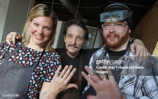 (left) Tess Haun and (right) Jake Nyberg showed off their wedding..., Photo d'actualité