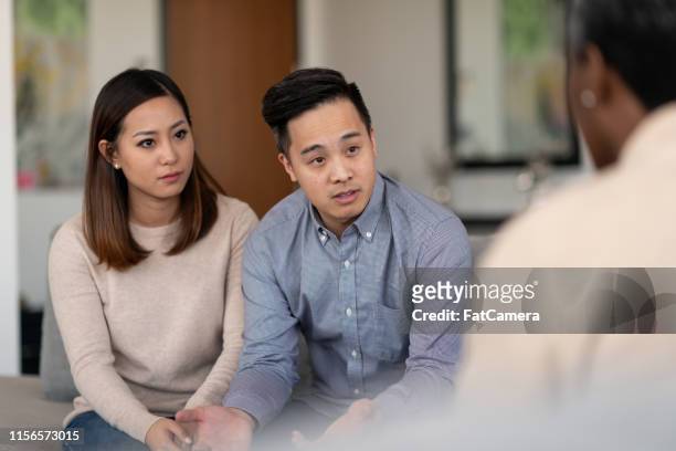 huwelijkstherapie - asian couple arguing stockfoto's en -beelden