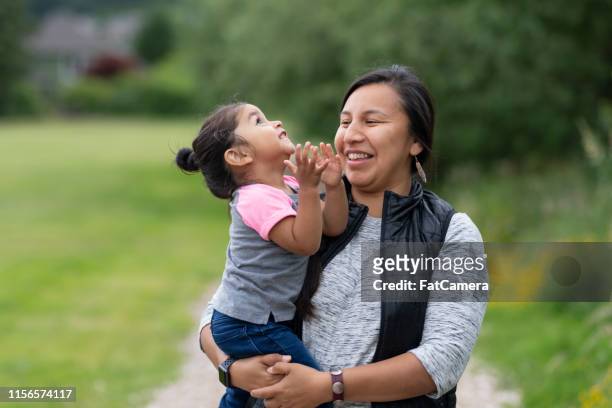 外のネイティブアメリカンの母と娘の肖像画 - tribe ストックフォトと画像