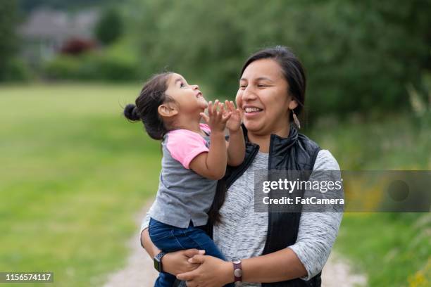 portrait of a native american mother and daughter outside - daily life in india imagens e fotografias de stock