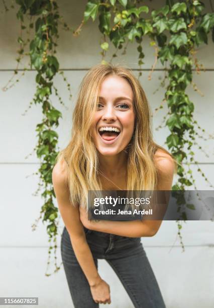 young woman laughing outdoors, woman smiling at camera, happy woman outside, woman laughing at camera, ombre hairstyle, balayage hairstyle, balay hair - ombré hair stock-fotos und bilder