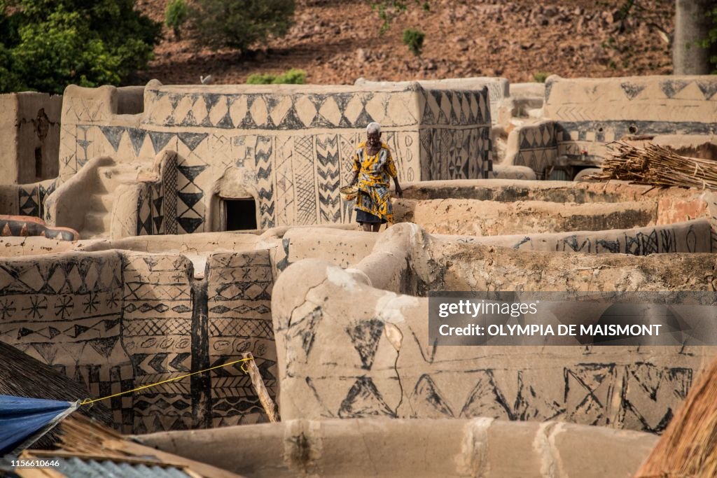 BURKINA-CULTURE-ARCHITECTURE-ROYALS